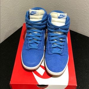 Woman’s Nike dunk sky hi